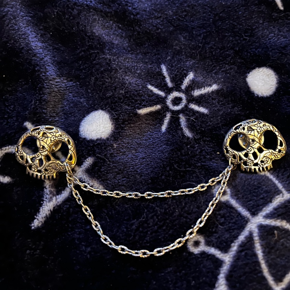 Silver Skull Collar Pin